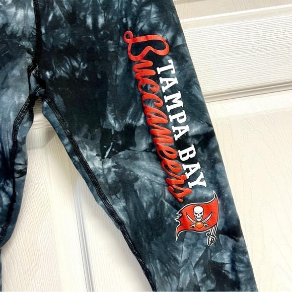 NFL Tampa Bay Buccaneers Concepts Sport Black Burst Tie Dye 7/8 Leggings size L - Picture 2 of 6
